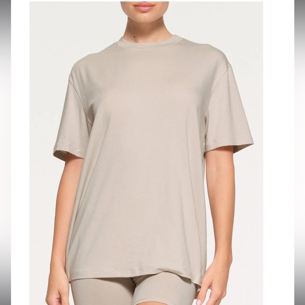 NWT SKIMS Boyfriend T-Shirt in Stone